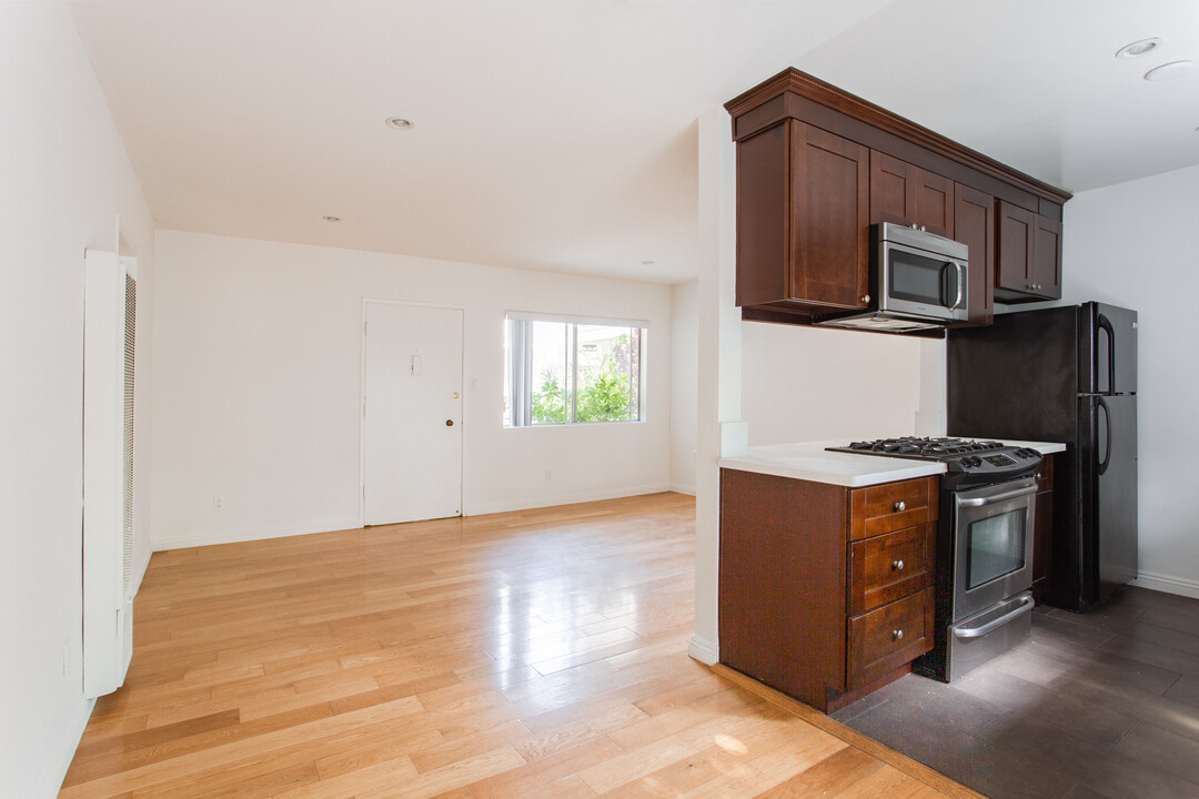 Newly renovated upper unit in quiet neighborhood in Santa Monica, CA - Building Photo