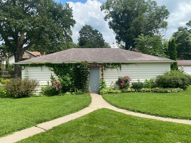 717 N Highland Ave in Rockford, IL - Building Photo - Building Photo