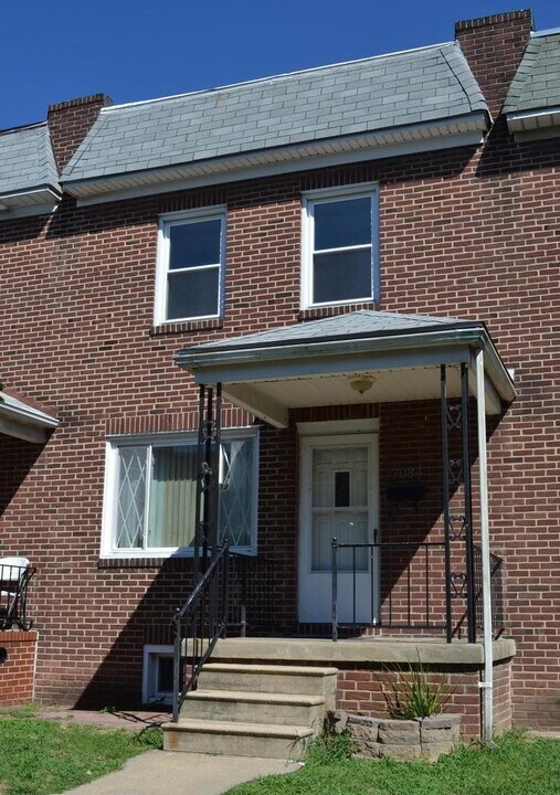 7034 Dunbar Rd in Dundalk, MD - Building Photo