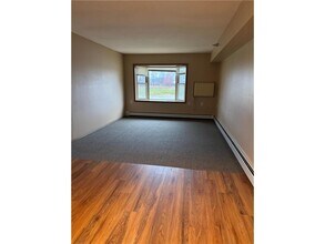 611 Main St S in Renville, MN - Foto de edificio - Building Photo