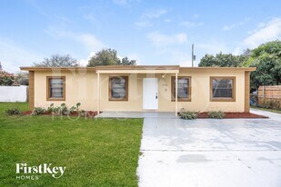 2540 NW 159th St in Miami Gardens, FL - Building Photo