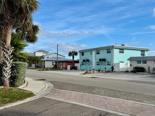 117 140th Ave E in Madeira Beach, FL - Foto de edificio - Building Photo