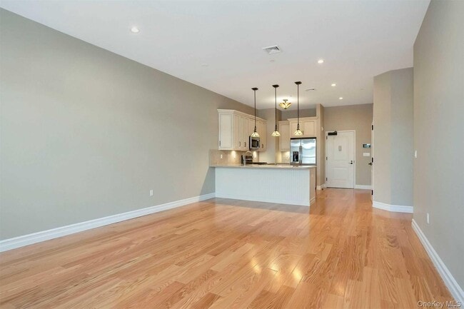 10 Wall St in Huntington, NY - Building Photo - Building Photo