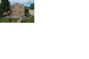 1916 Plainview Ave in Pittsburgh, PA - Building Photo