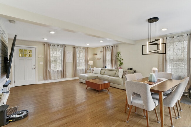 253 Porter Ave in Middlebury, CT - Building Photo - Building Photo