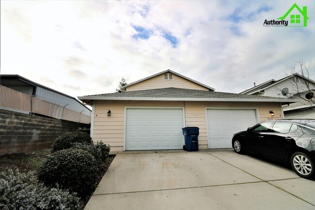 1729 Laurel Ave in Redding, CA - Foto de edificio - Building Photo