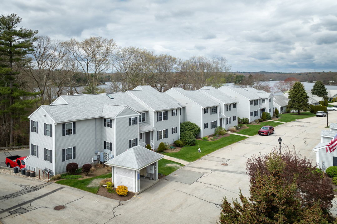 The Lakes Condominiums in Greenville, RI - Foto de edificio