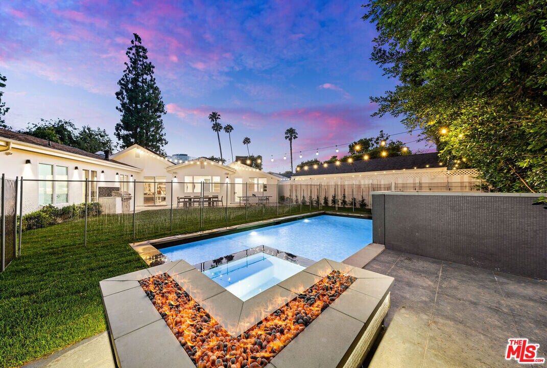 530 S Bentley Ave in Los Angeles, CA - Building Photo