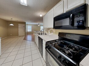 9726 Gulfstream in Conroe, TX - Building Photo - Building Photo