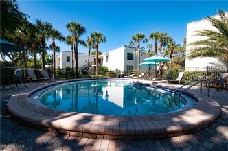 802 10th Ave S in Naples, FL - Foto de edificio - Building Photo