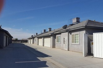 653 Blue Mountain Way in Bakersfield, CA - Building Photo - Building Photo