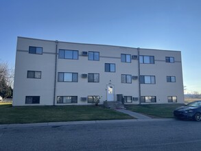 404-408 Sunrise Cir in Moorhead, MN - Building Photo - Building Photo