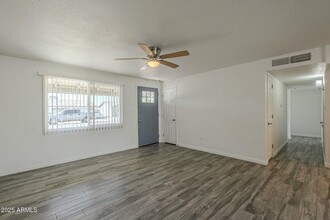 3650 E Eugie Ave in Phoenix, AZ - Foto de edificio - Building Photo