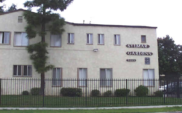 Sylmar Gardens in Panorama City, CA - Building Photo