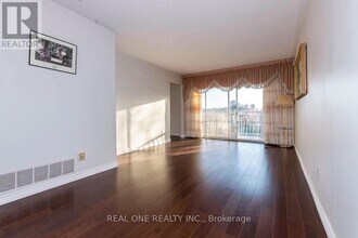 101 Shawnee Cir in Toronto, ON - Building Photo - Building Photo