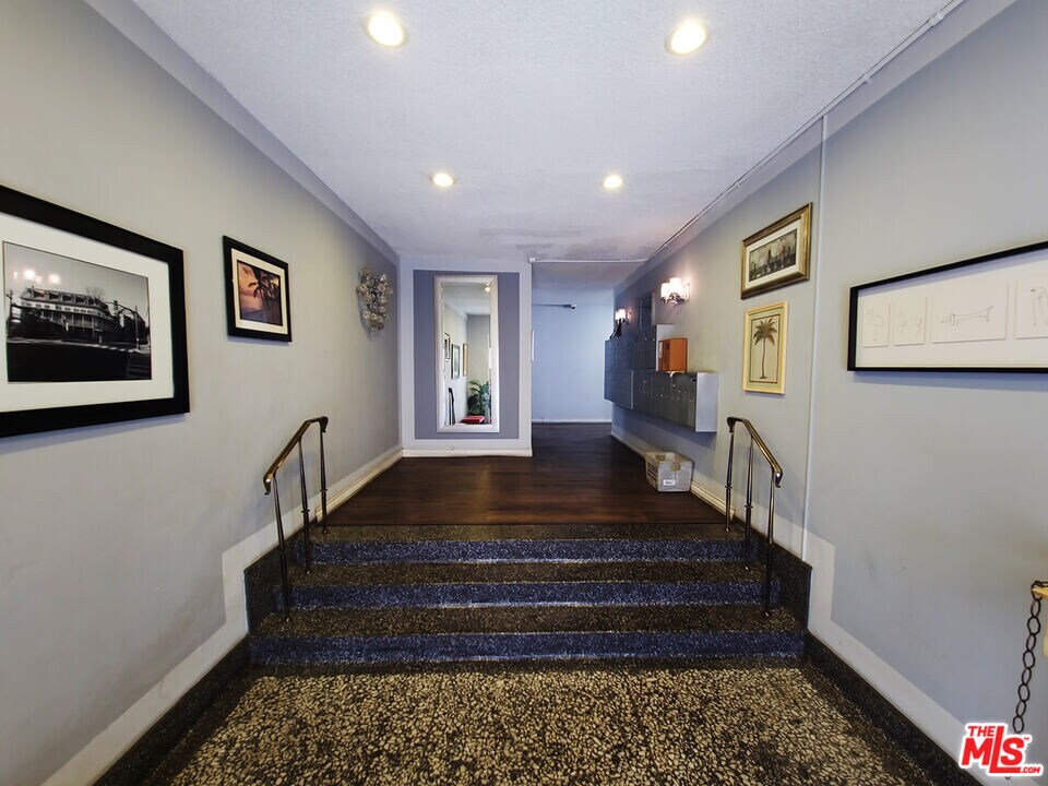 425 S Kenmore Ave in Los Angeles, CA - Building Photo