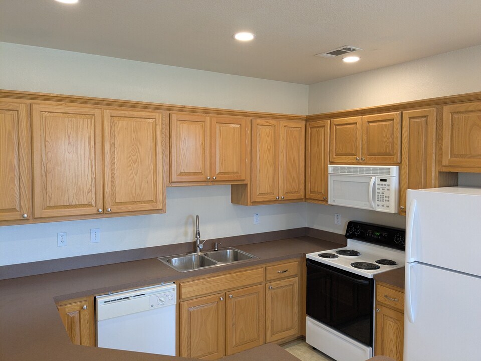 102 N Dallas St in Palmer, TX - Building Photo