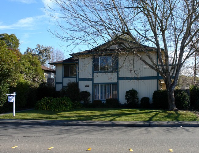 6460 Country Club in Rohnert Park, CA - Foto de edificio - Building Photo