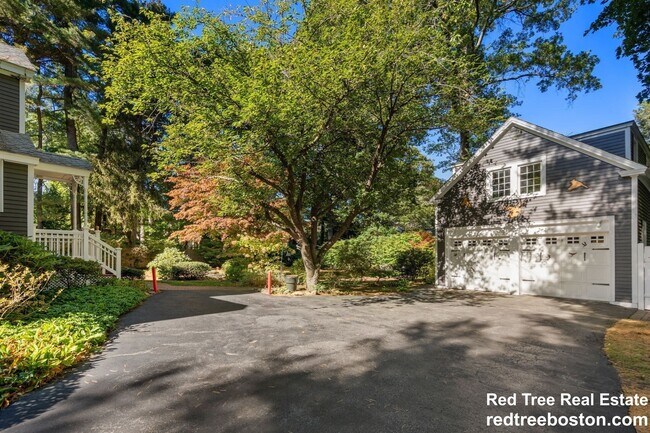 58 Country Club Rd in Newton, MA - Foto de edificio - Building Photo