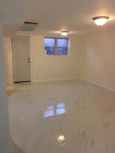 6639 Burns St, Unit Walk-in Studio in Rego Park, NY - Foto de edificio - Building Photo