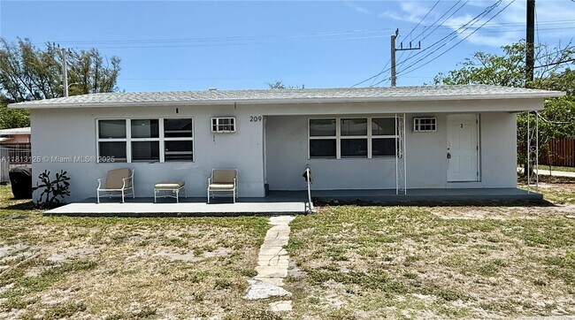 209 SW 14th St in Dania Beach, FL - Building Photo - Building Photo