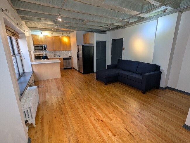 property at 5646 N Kenmore Ave