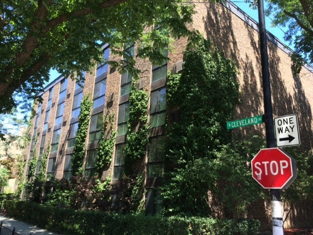 2201 N Cleveland Ave in Chicago, IL - Building Photo