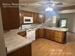 1908 SE Michigan Ave in Topeka, KS - Building Photo - Building Photo