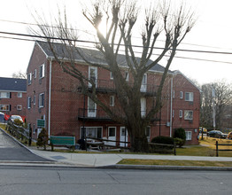 Village Gardens in Mamaroneck, NY - Foto de edificio - Building Photo