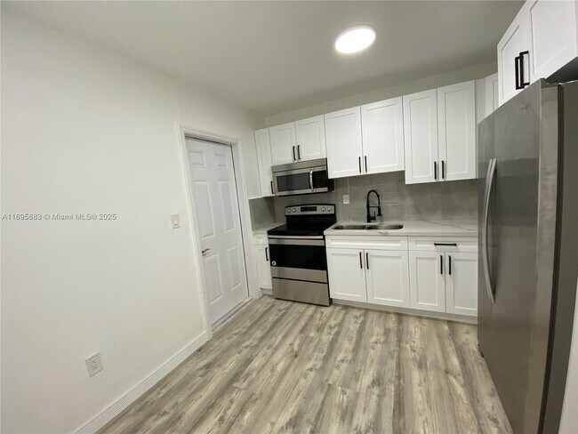 44 NW 44th St in Miami, FL - Building Photo - Building Photo