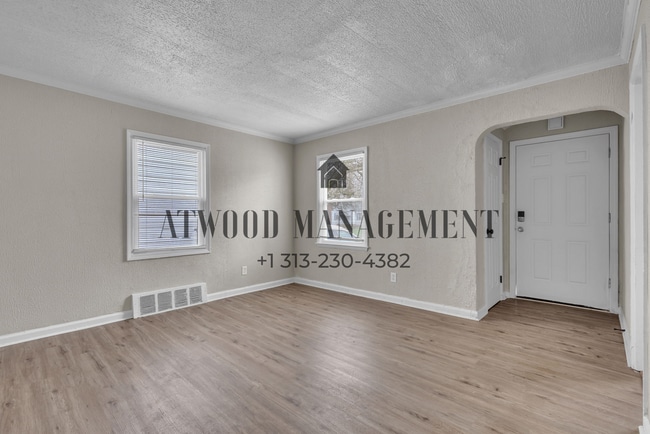 This beautifully updated 2-bedroom, 1-bath single-family home is ready for move-in! in Detroit, MI - Foto de edificio - Building Photo
