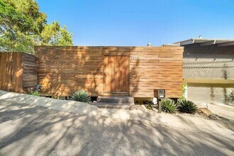 2522 Zorada Dr in Los Angeles, CA - Building Photo - Building Photo