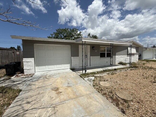 4837 Vision Ave in Holiday, FL - Building Photo - Building Photo