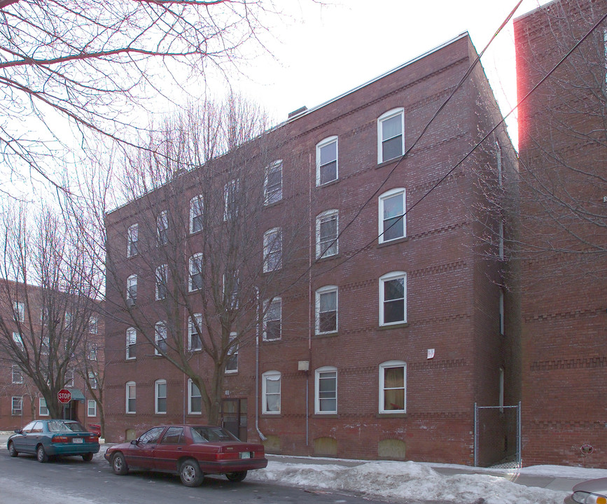 550 S Summer St in Holyoke, MA - Foto de edificio