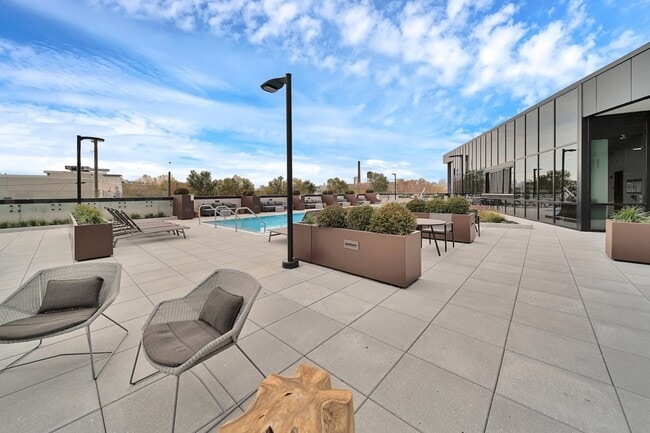 2347 N Elston Ct, Unit 243 in Chicago, IL - Foto de edificio - Building Photo