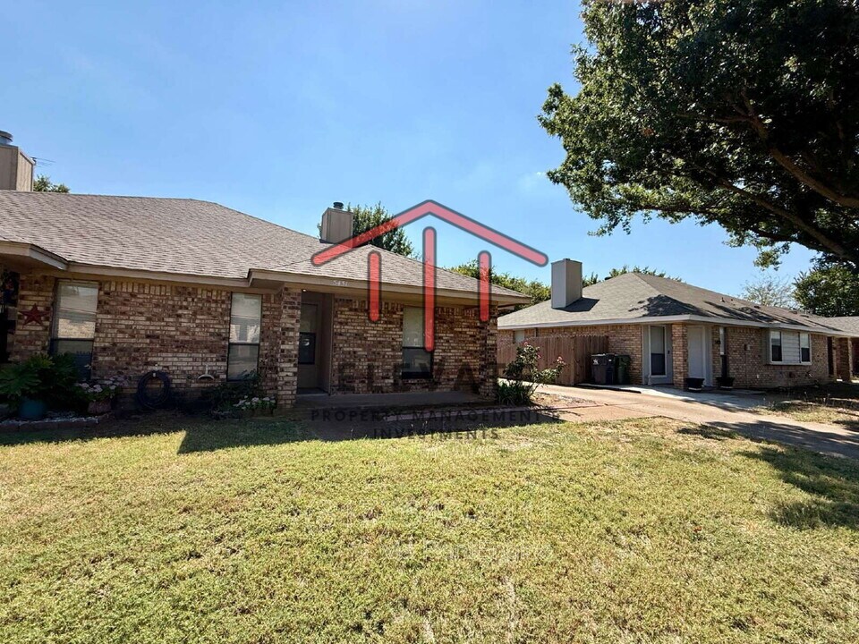 5431 Stagetrail Dr in Arlington, TX - Building Photo