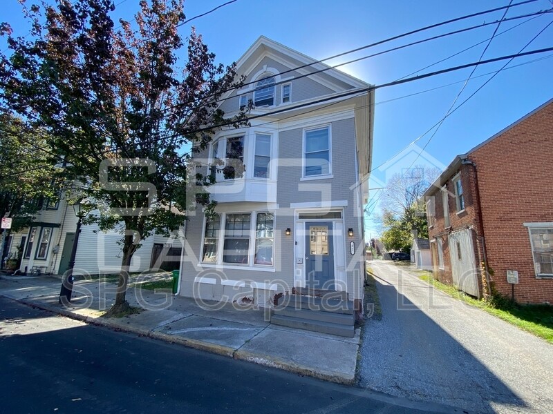 62 W North St in Carlisle, PA - Building Photo