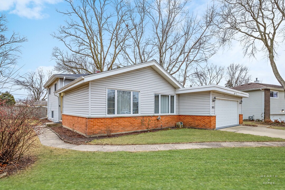 1923 Pawnee Ln in Mount Prospect, IL - Building Photo