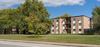 6 Westlake Ln in St Catharines, ON - Building Photo