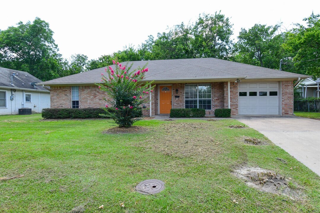 1205 Monroe St in Commerce, TX - Building Photo