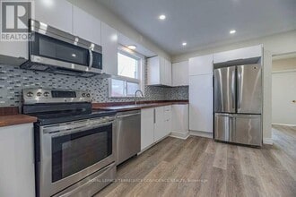 219 Betty Ann Dr in Toronto, ON - Building Photo - Building Photo