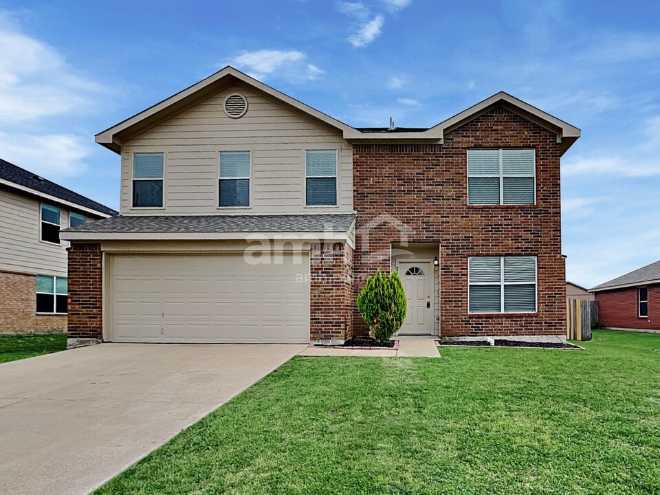240 Equestrian Dr in Waxahachie, TX - Building Photo