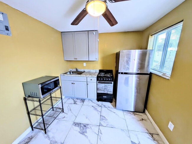 2534 NW 73rd Ave in Sunrise, FL - Foto de edificio - Building Photo