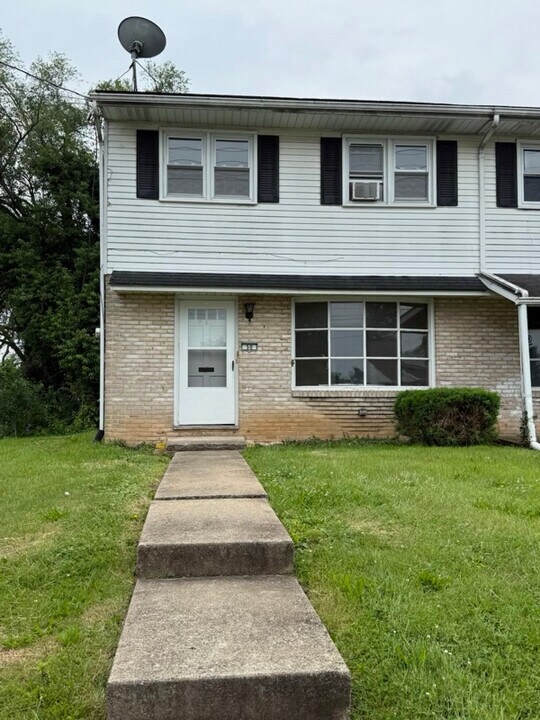 50 F St in Carlisle, PA - Building Photo