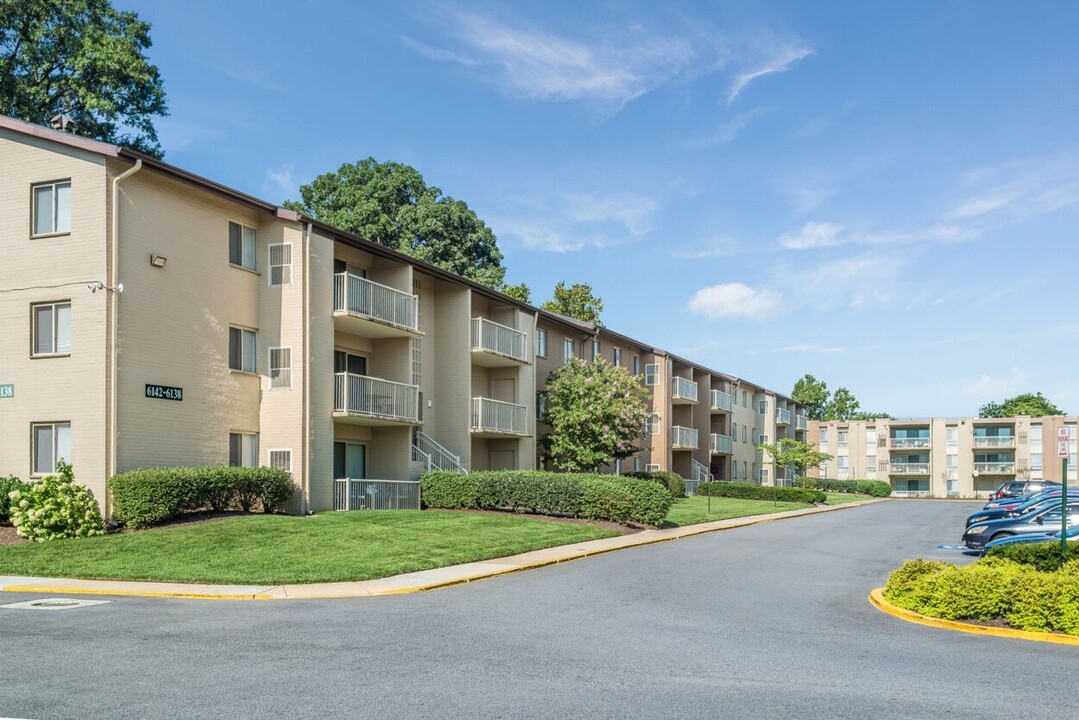 Surrey Square in Forestville, MD - Foto de edificio