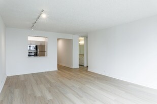 211 E Wacker Dr in Chicago, IL - Building Photo