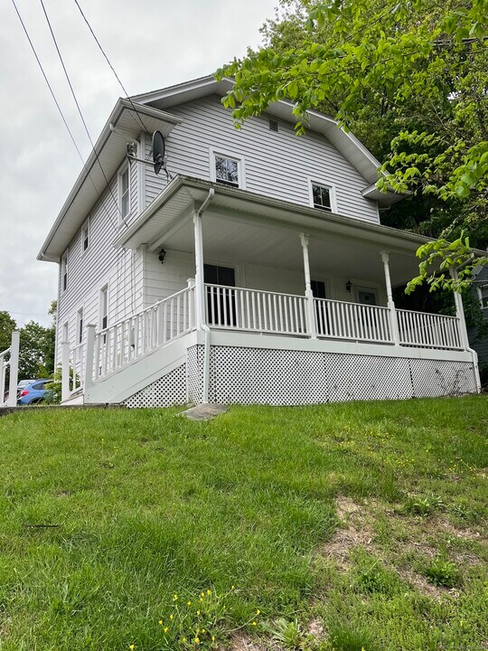 15 Konomoc St in New London, CT - Building Photo