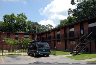 Mangum Oaks Apartments in Houston, TX - Building Photo