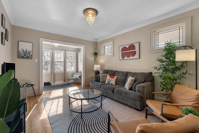 340 E Clarence St in Milwaukee, WI - Building Photo - Building Photo