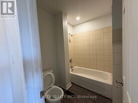 35 Duncombe Blvd in Toronto, ON - Building Photo